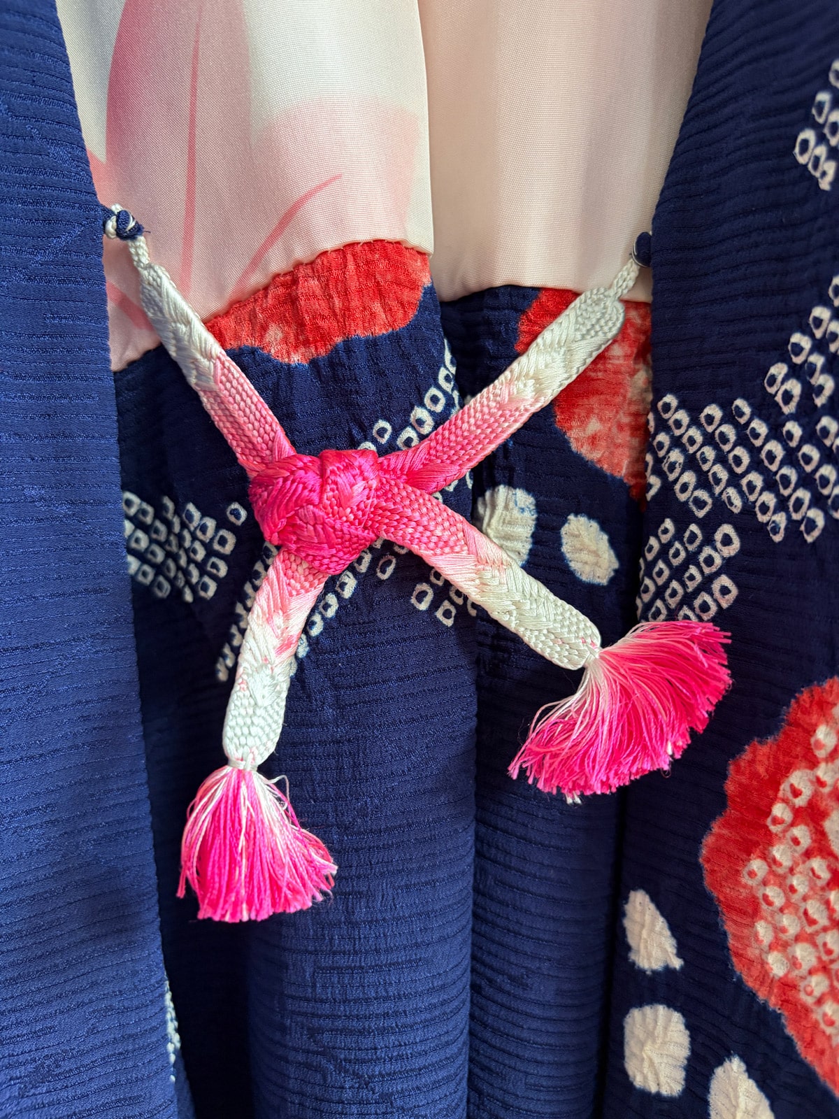 KIYOKA - Vintage silk Haori in denim-blue with red Shibori flowers natsukashii netherlandskimono