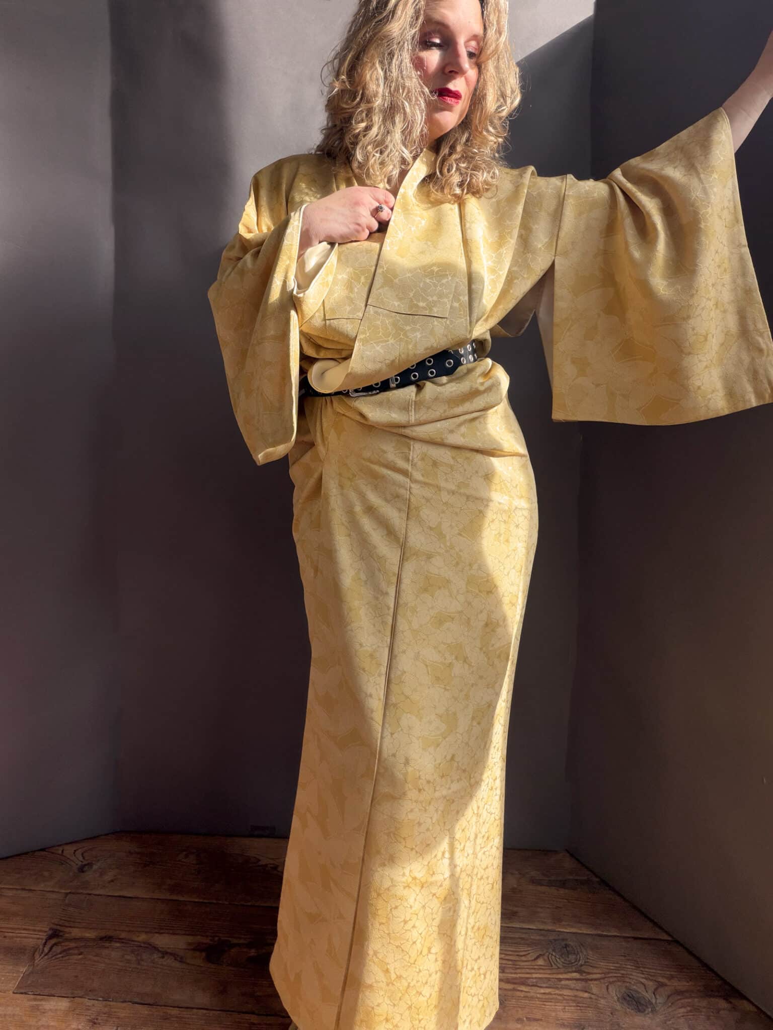 Chōchō – Vintage buttergold silk Kimono with subtle butterfly print