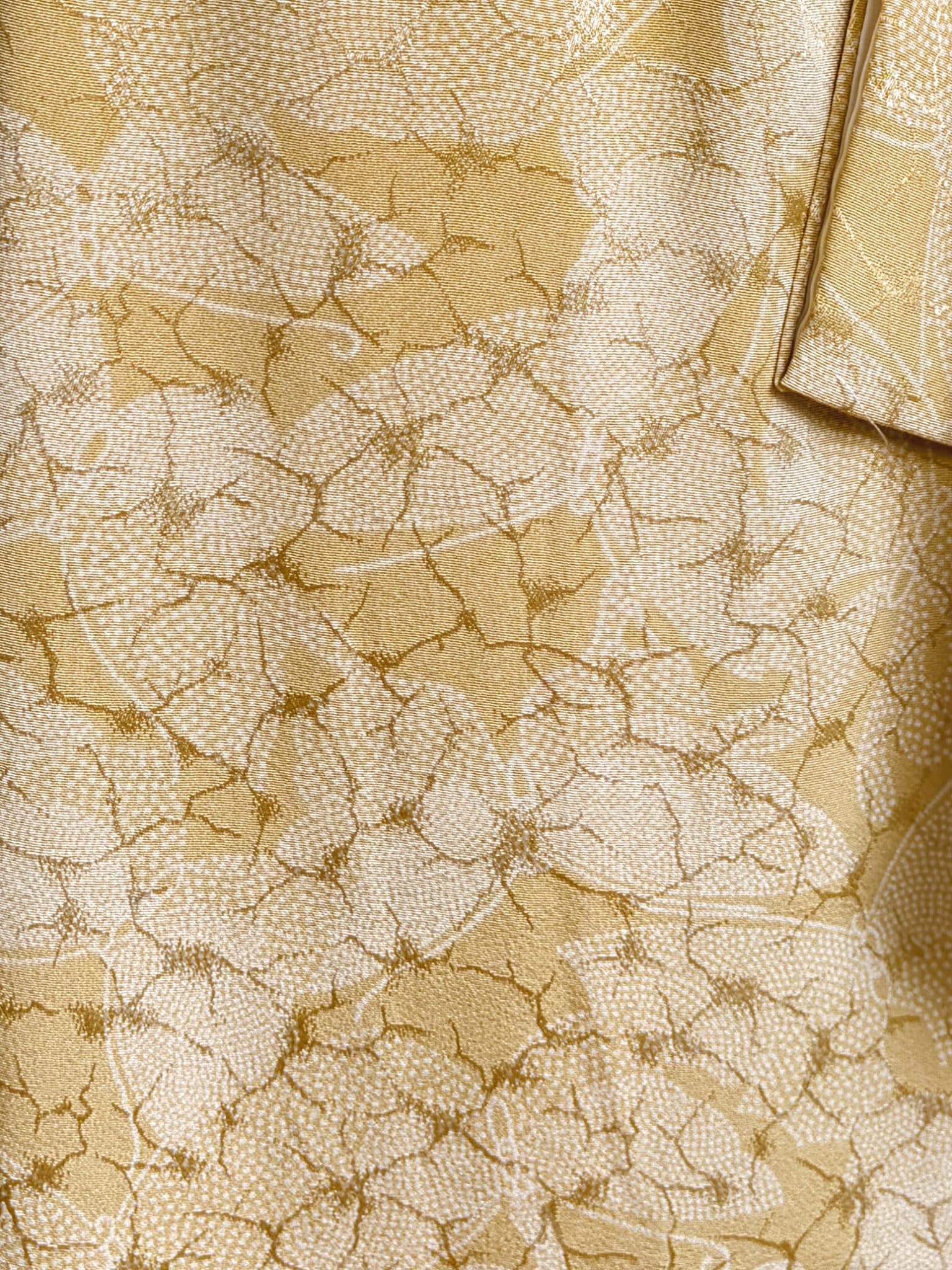 Chōchō – Vintage buttergold silk Kimono with subtle butterfly print