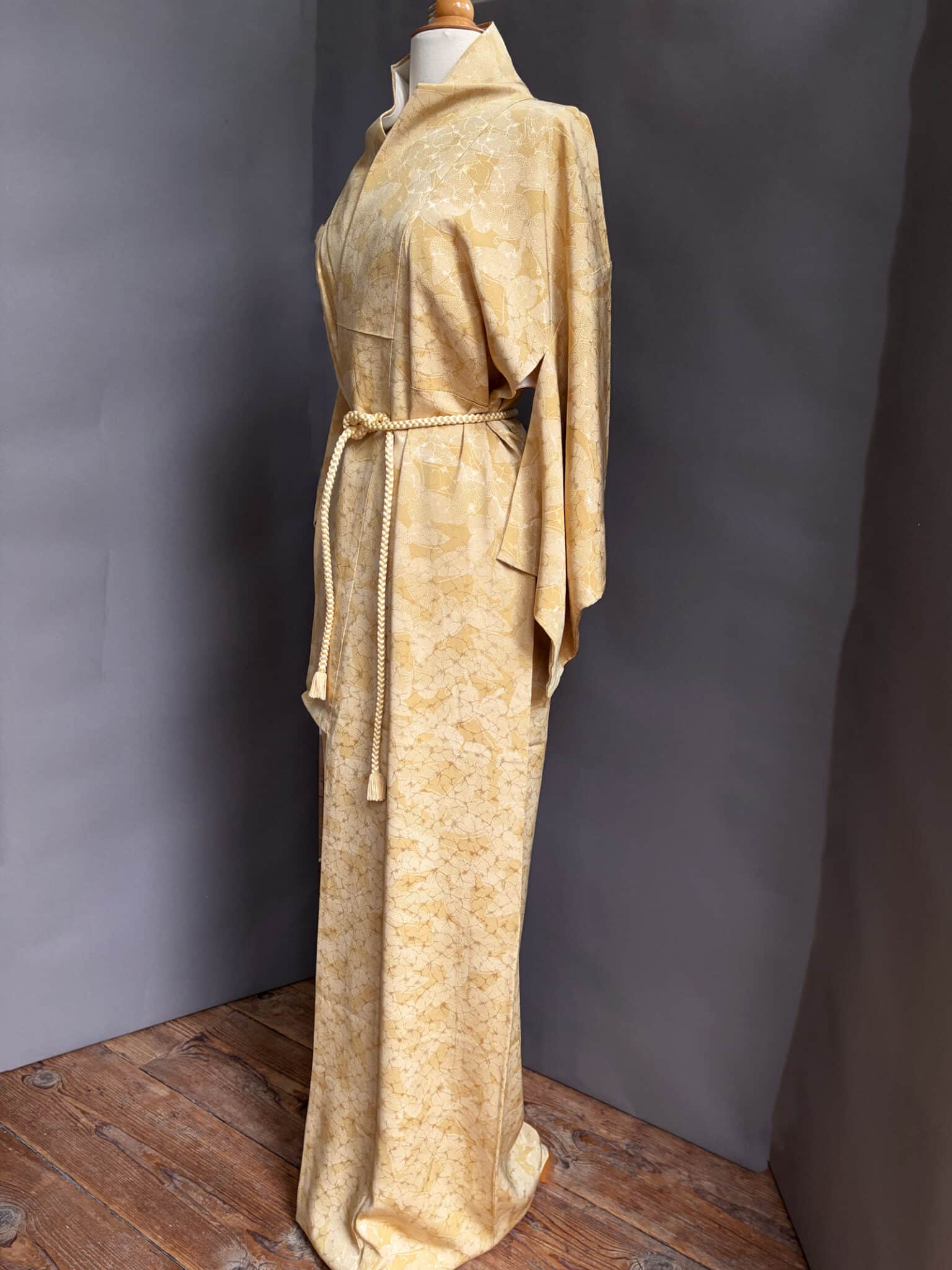 Chōchō – Vintage buttergold silk Kimono with subtle butterfly print