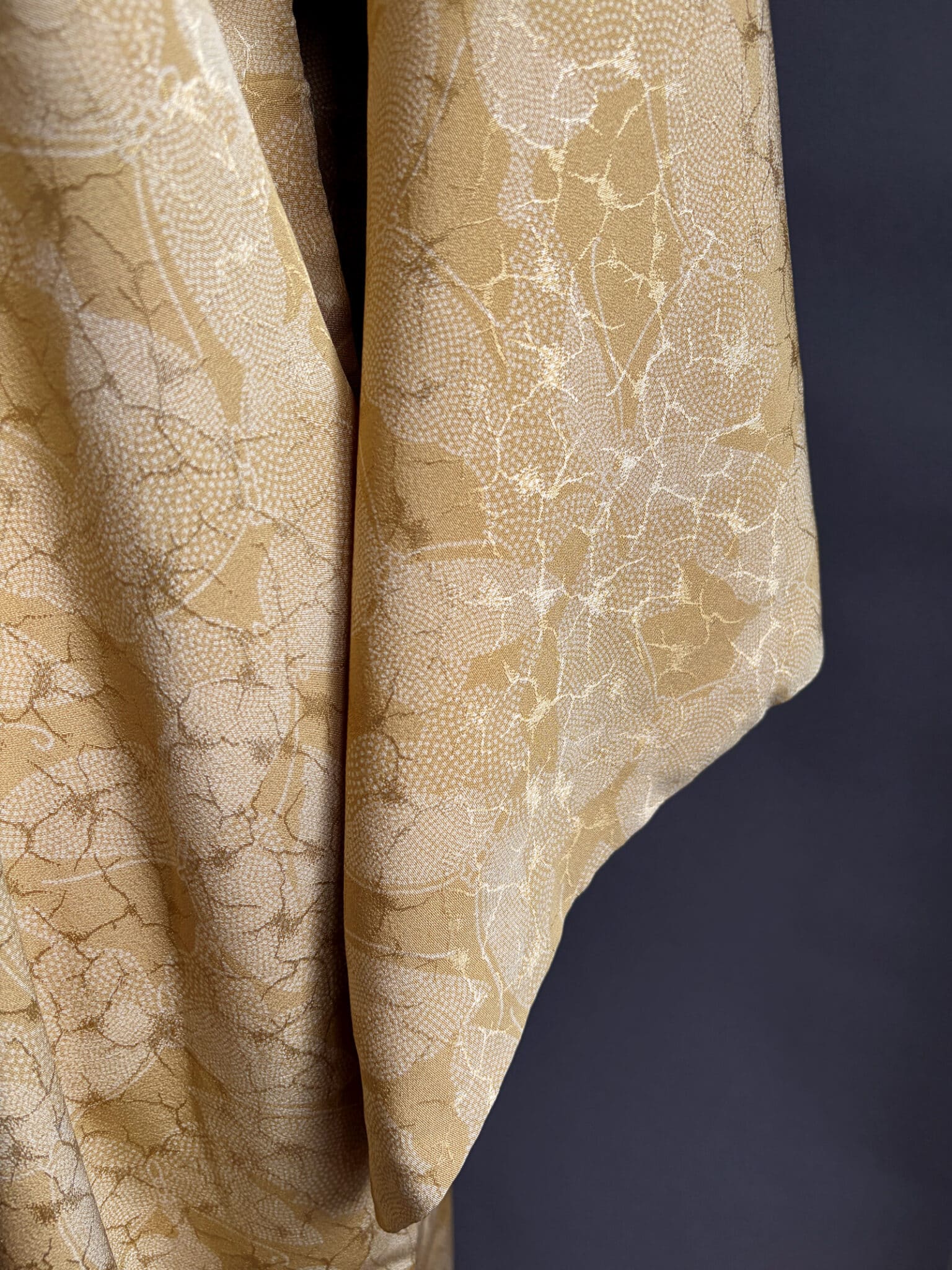 Chōchō – Vintage buttergold silk Kimono with subtle butterfly print