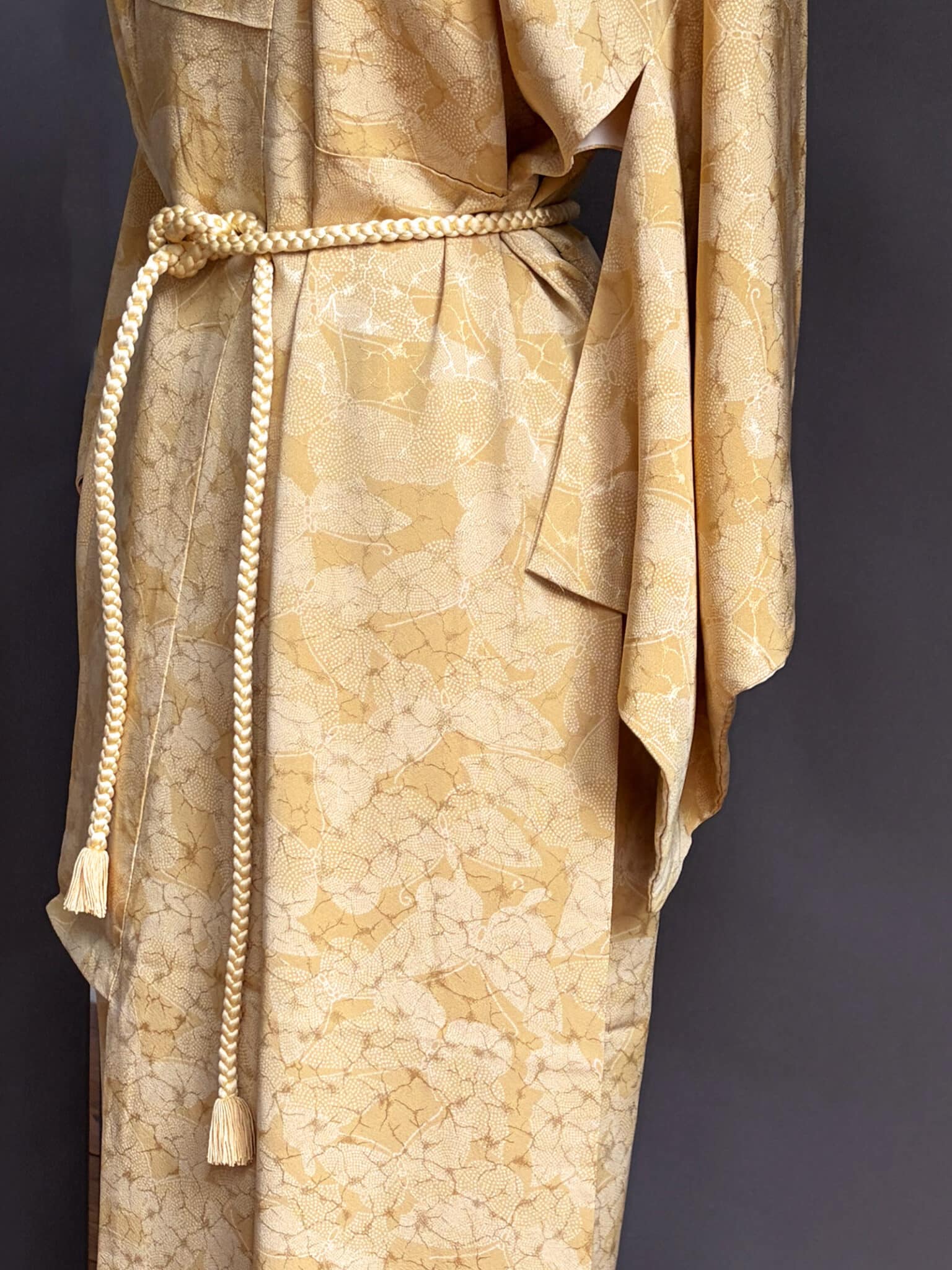 Chōchō – Vintage buttergold silk Kimono with subtle butterfly print