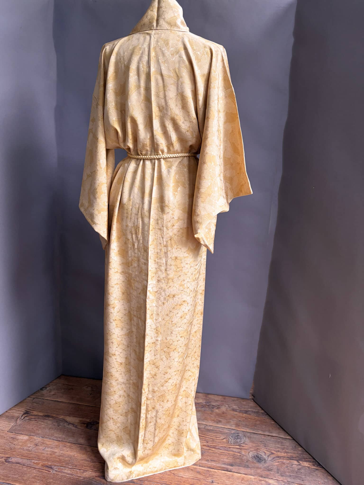 Chōchō – Vintage buttergold silk Kimono with subtle butterfly print