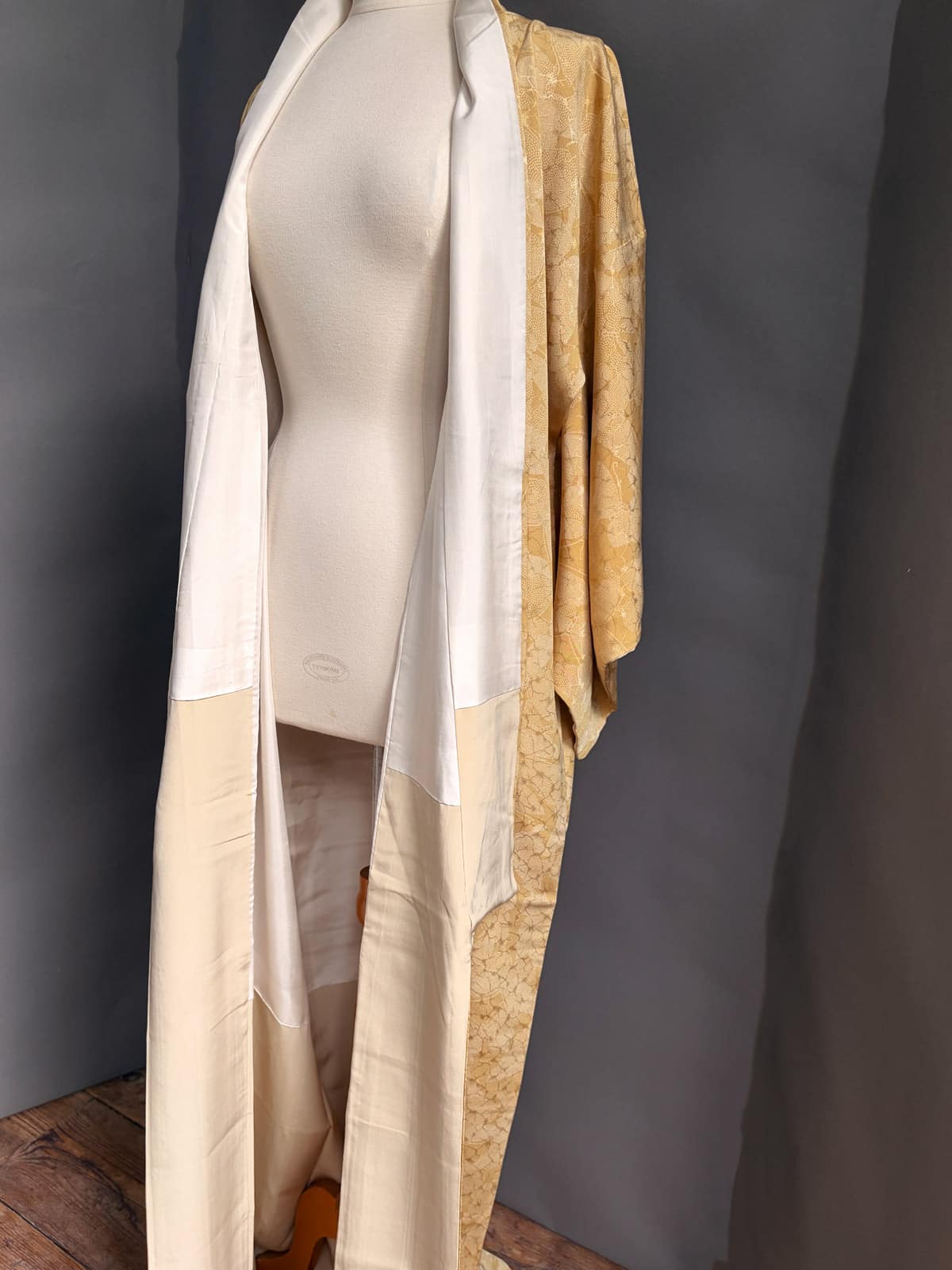 Chōchō – Vintage buttergold silk Kimono with subtle butterfly print