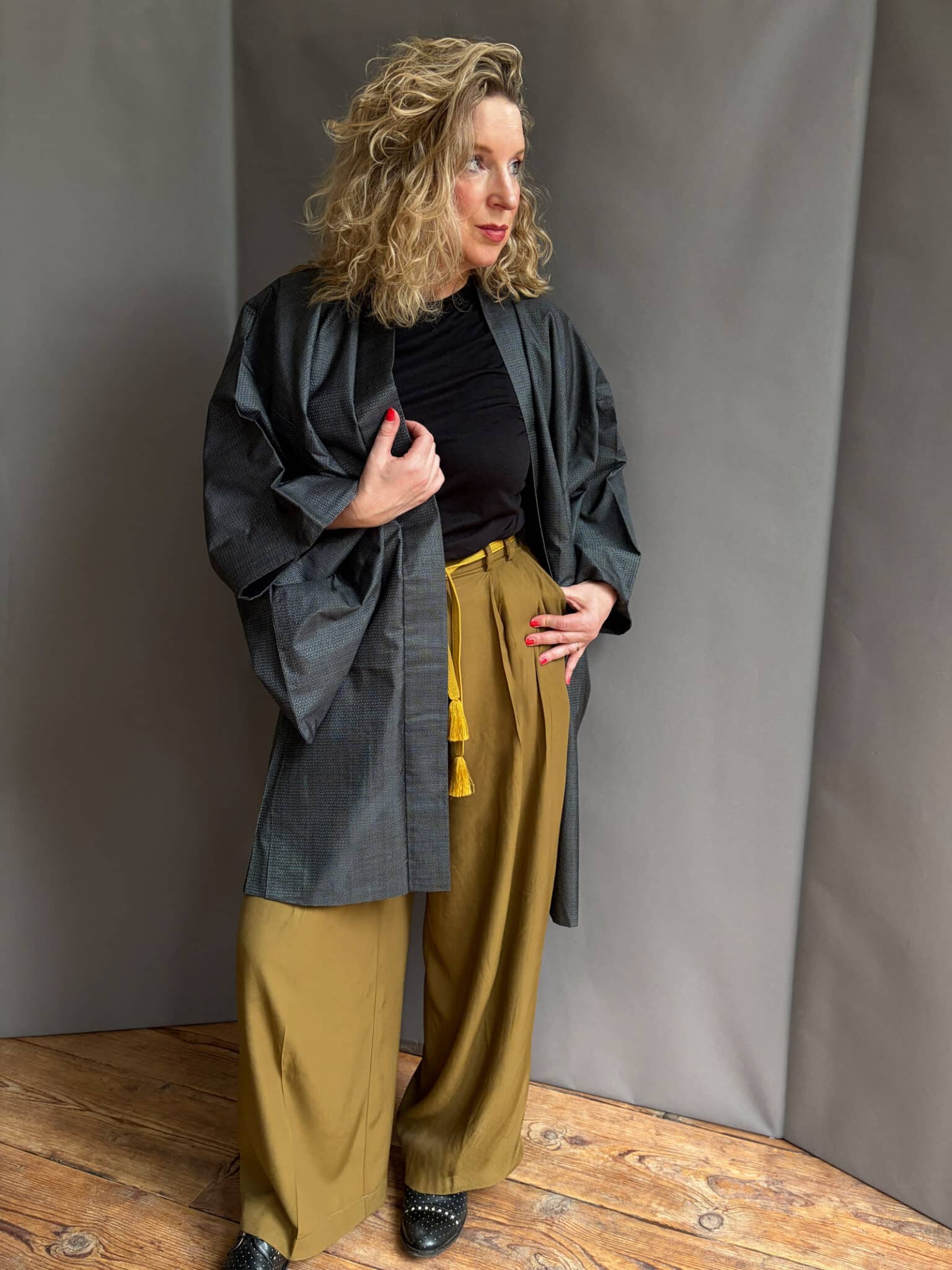 KUROZUKA - vintage men's Oshima Tsumugi haori – Handpainted Noh theatre lining natsukashii kimononetherlands