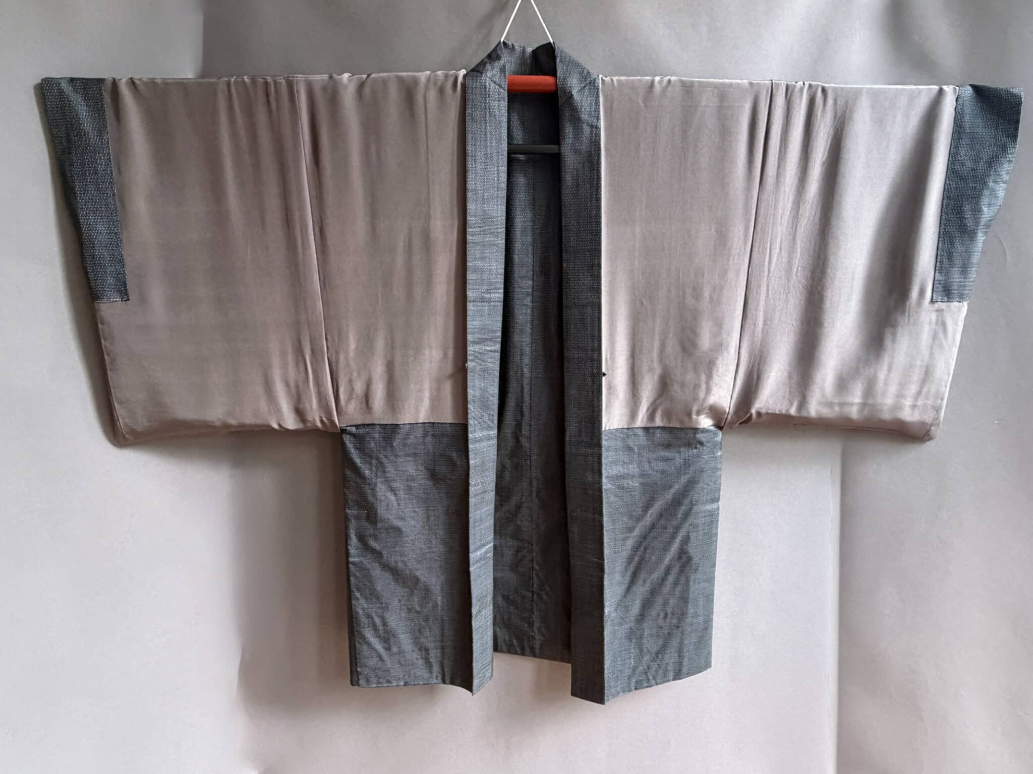 KUROZUKA - vintage men's Oshima Tsumugi haori – Handpainted Noh theatre lining natsukashii kimononetherlands