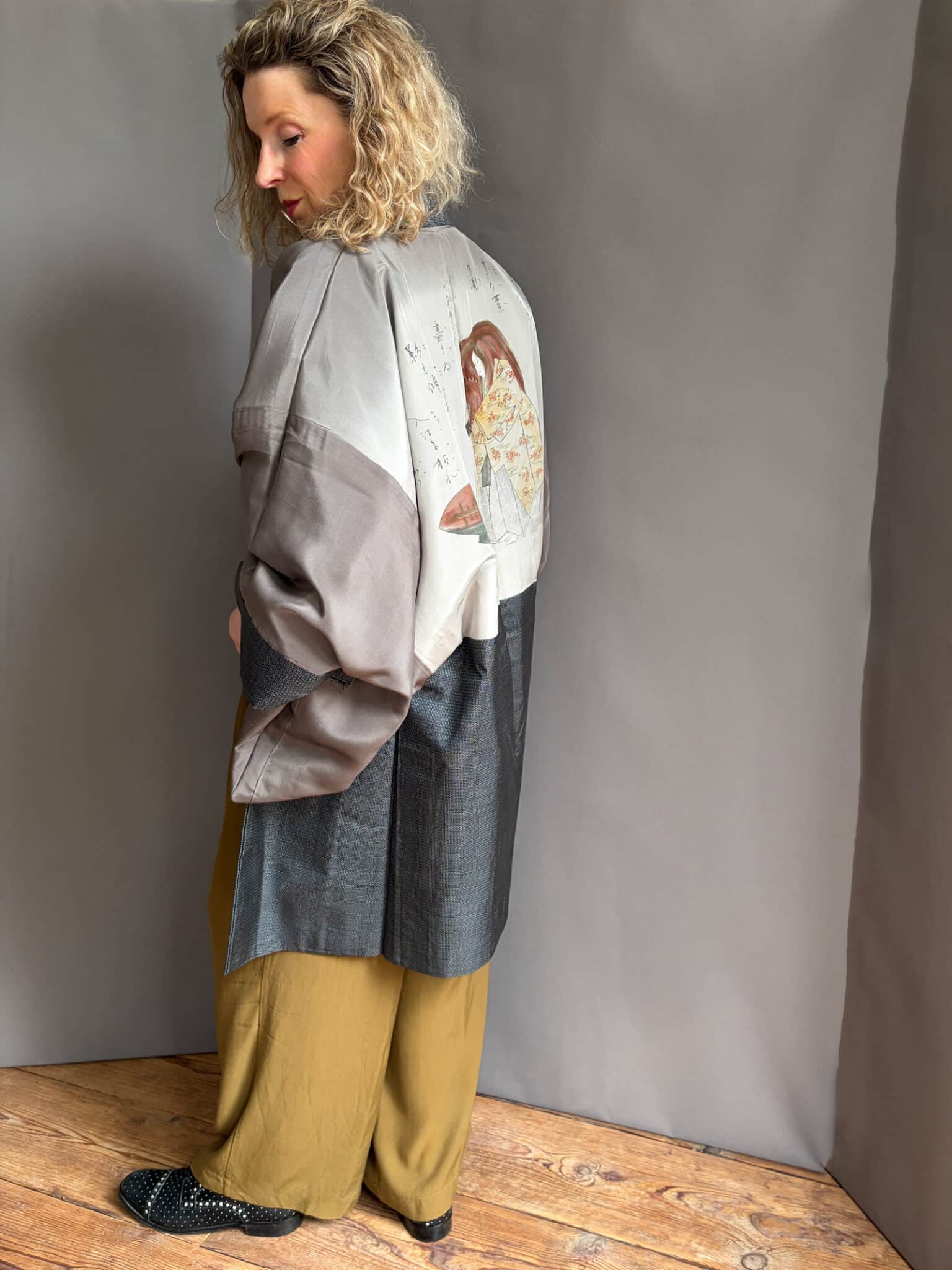 KUROZUKA - vintage men's Oshima Tsumugi haori – Handpainted Noh theatre lining natsukashii kimononetherlands