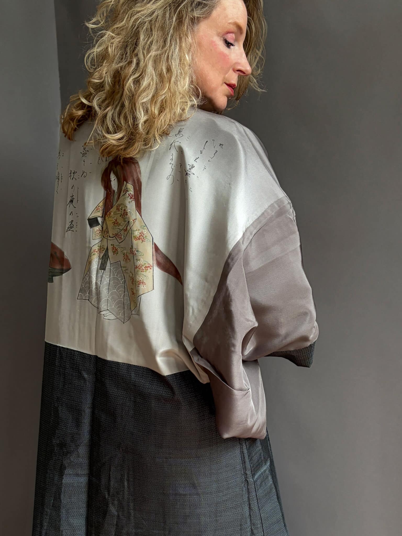 KUROZUKA – vintage men’s Oshima Tsumugi haori – Handpainted Noh theatre lining