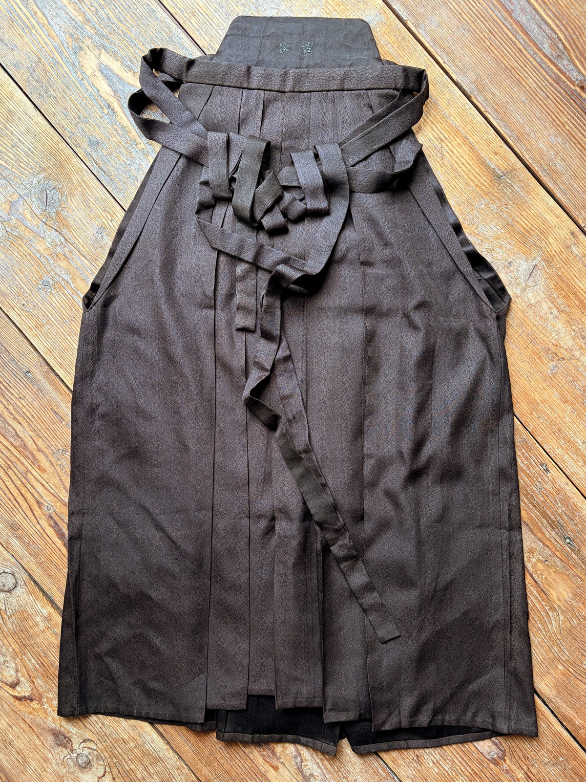 KUROCHA – Vintage men’s silk Hakama in dark chocolate brown