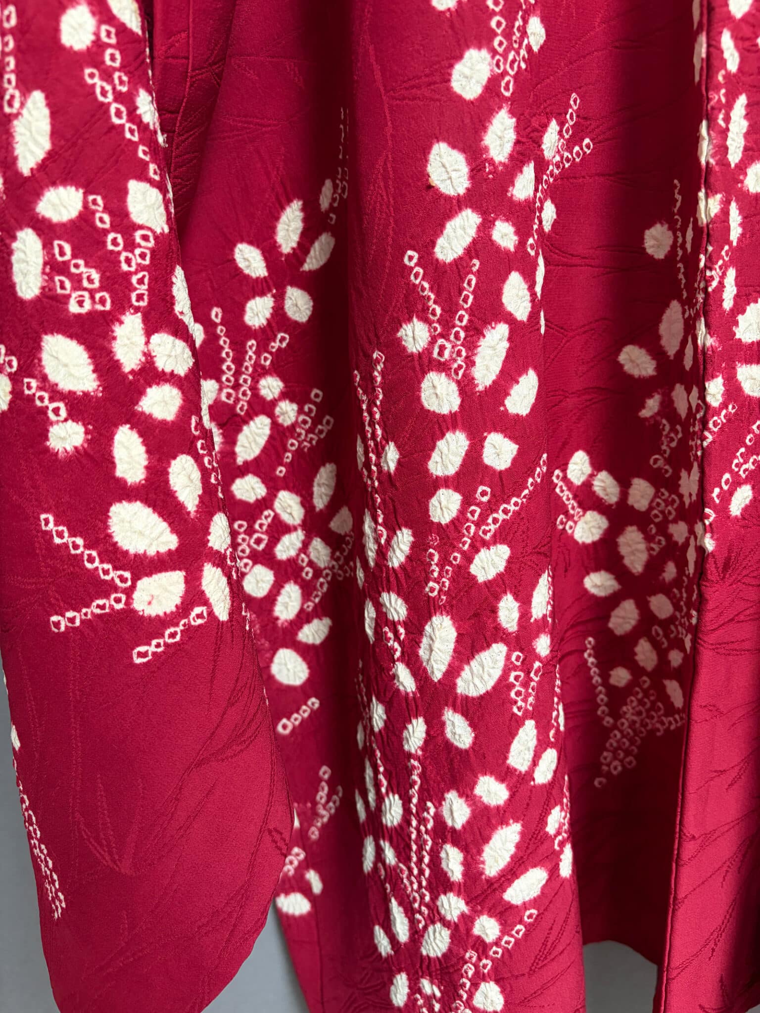 HANATABA – vintage silk Haori in raspberry red with Shibori flowers