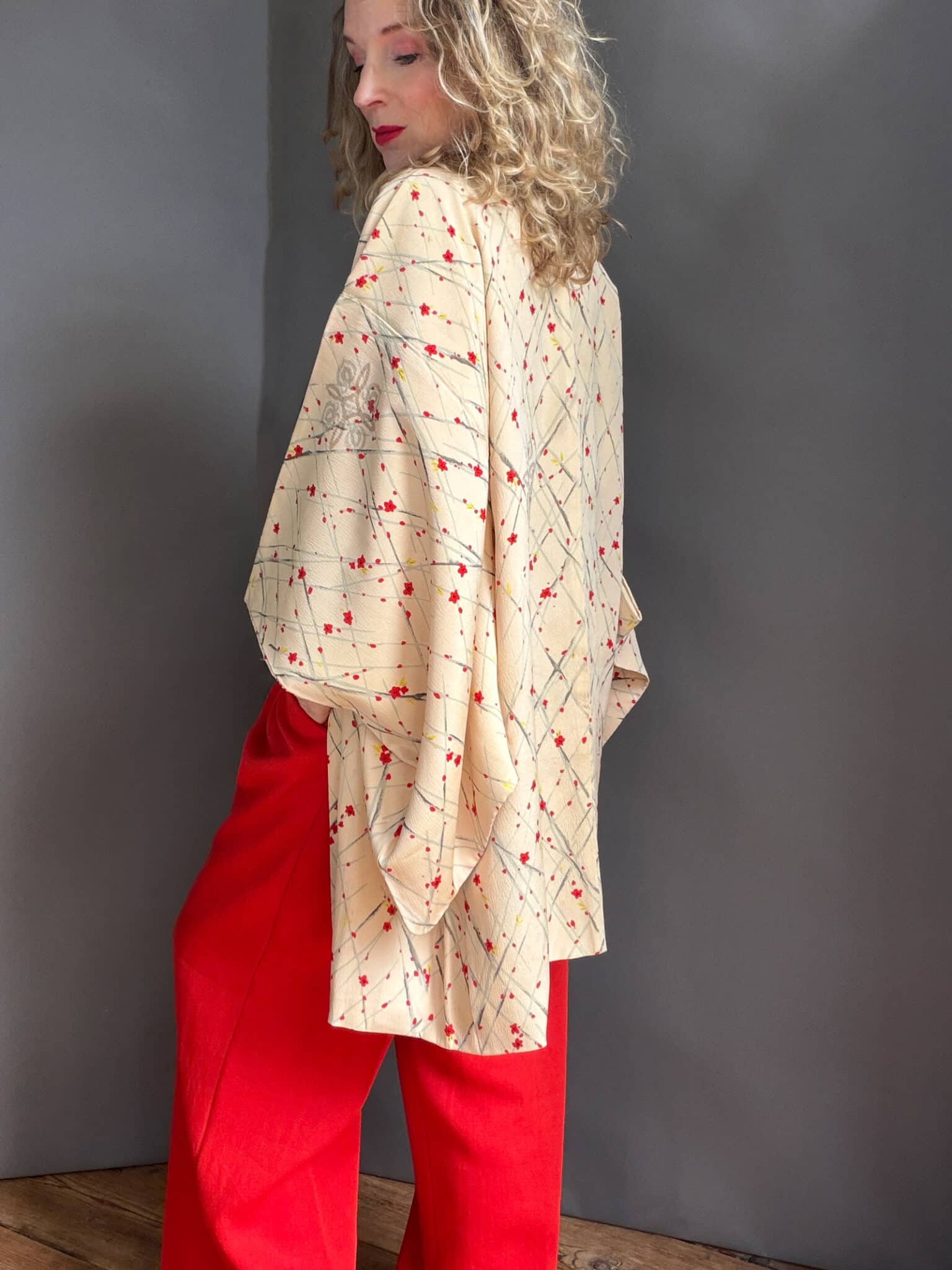 SUNA – 1950s silk Haori (Kimono jacket) with red flower design