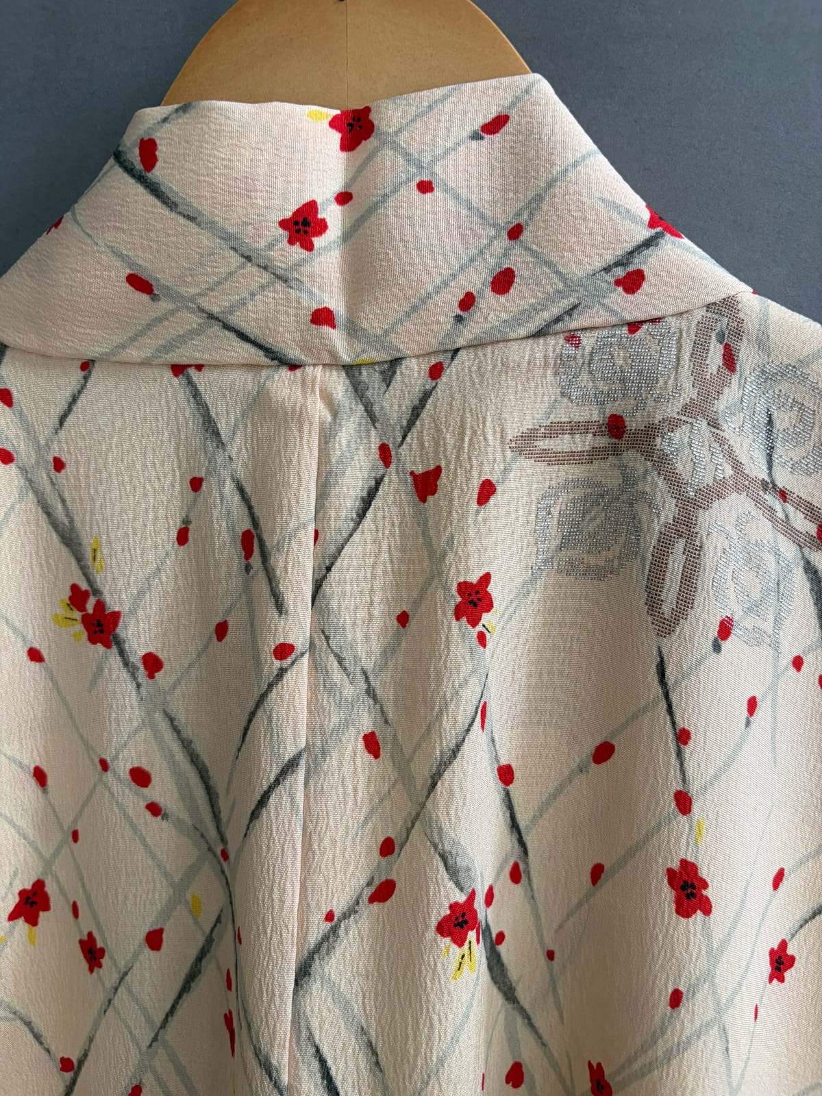 SUNA - 1950s silk Haori (Kimono jacket) with red flower design natsukashii netherlands kimono