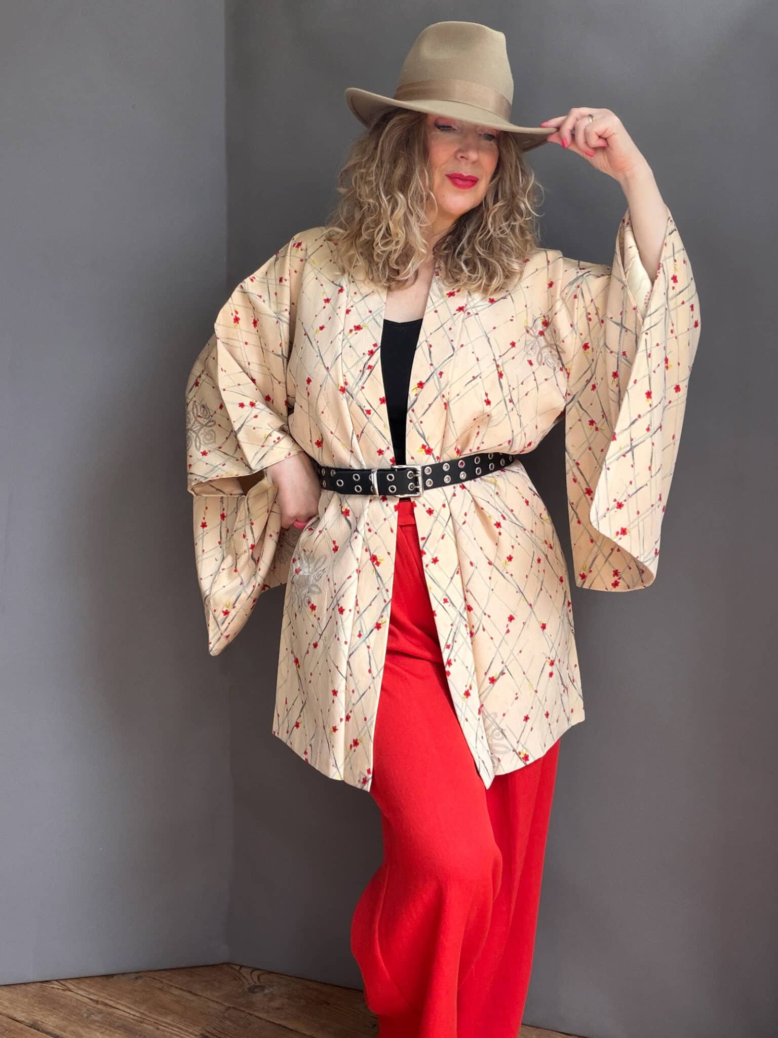 SUNA - 1950s silk Haori (Kimono jacket) with red flower design natsukashii netherlands kimono