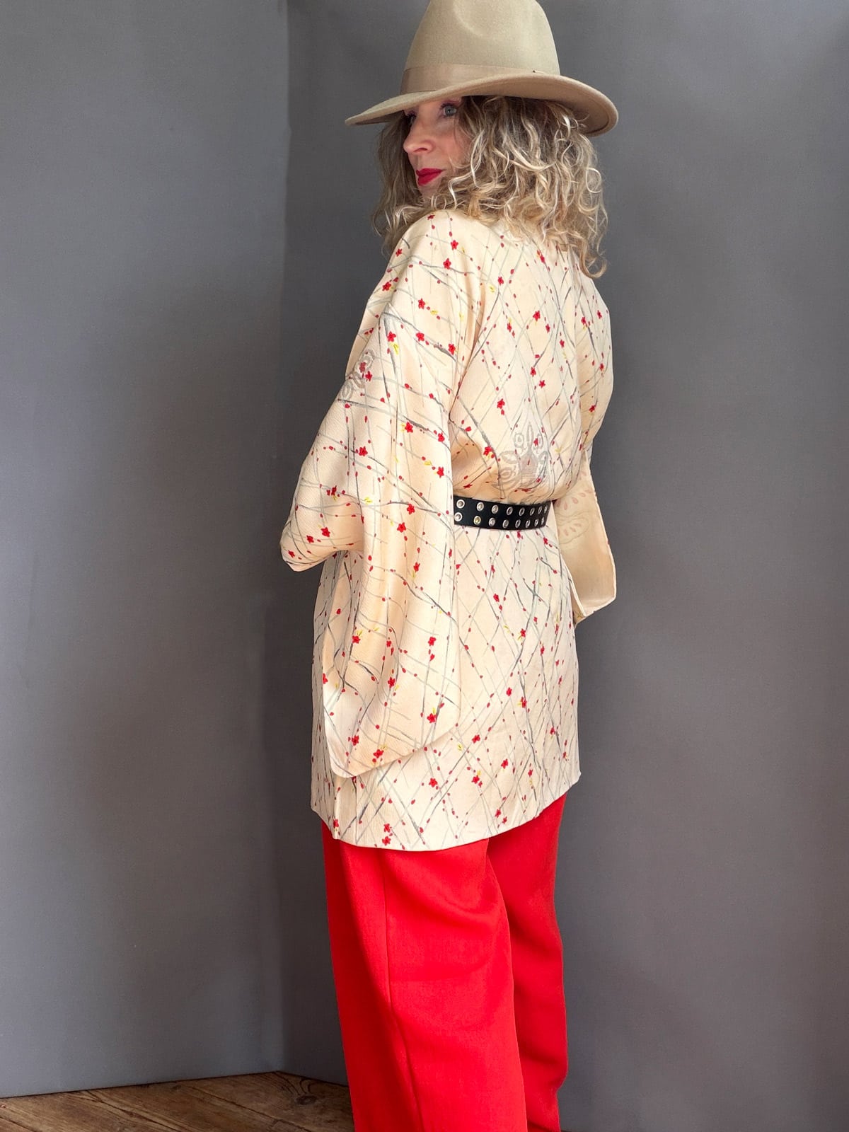 SUNA - 1950s silk Haori (Kimono jacket) with red flower design natsukashii netherlands kimono