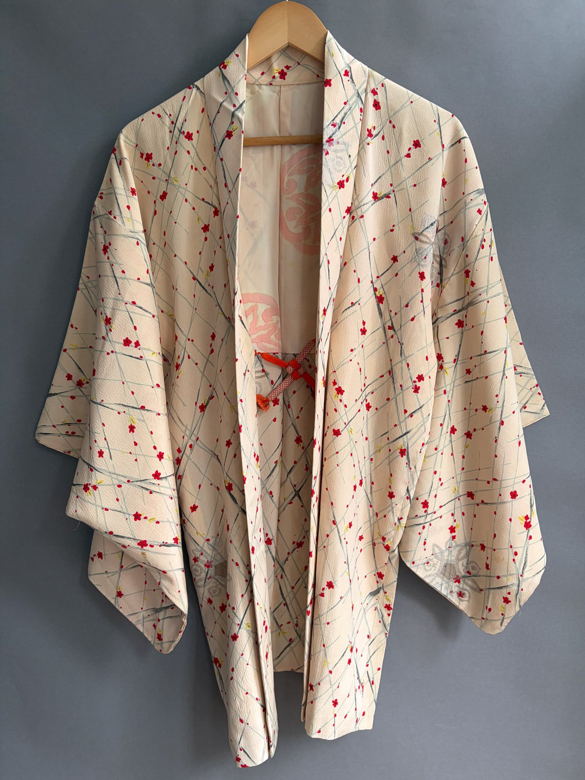 SUNA - 1950s silk Haori (Kimono jacket) with red flower design natsukashii netherlands kimono