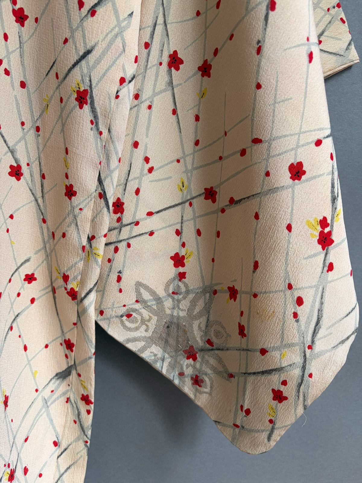 SUNA - 1950s silk Haori (Kimono jacket) with red flower design natsukashii netherlands kimono