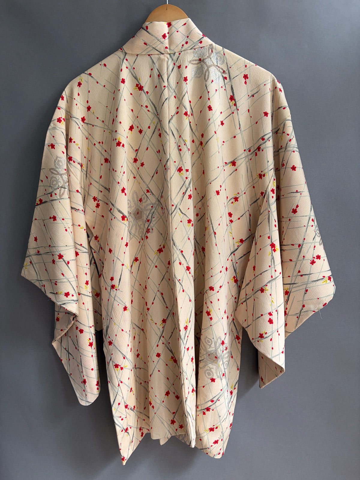 SUNA - 1950s silk Haori (Kimono jacket) with red flower design natsukashii netherlands kimono