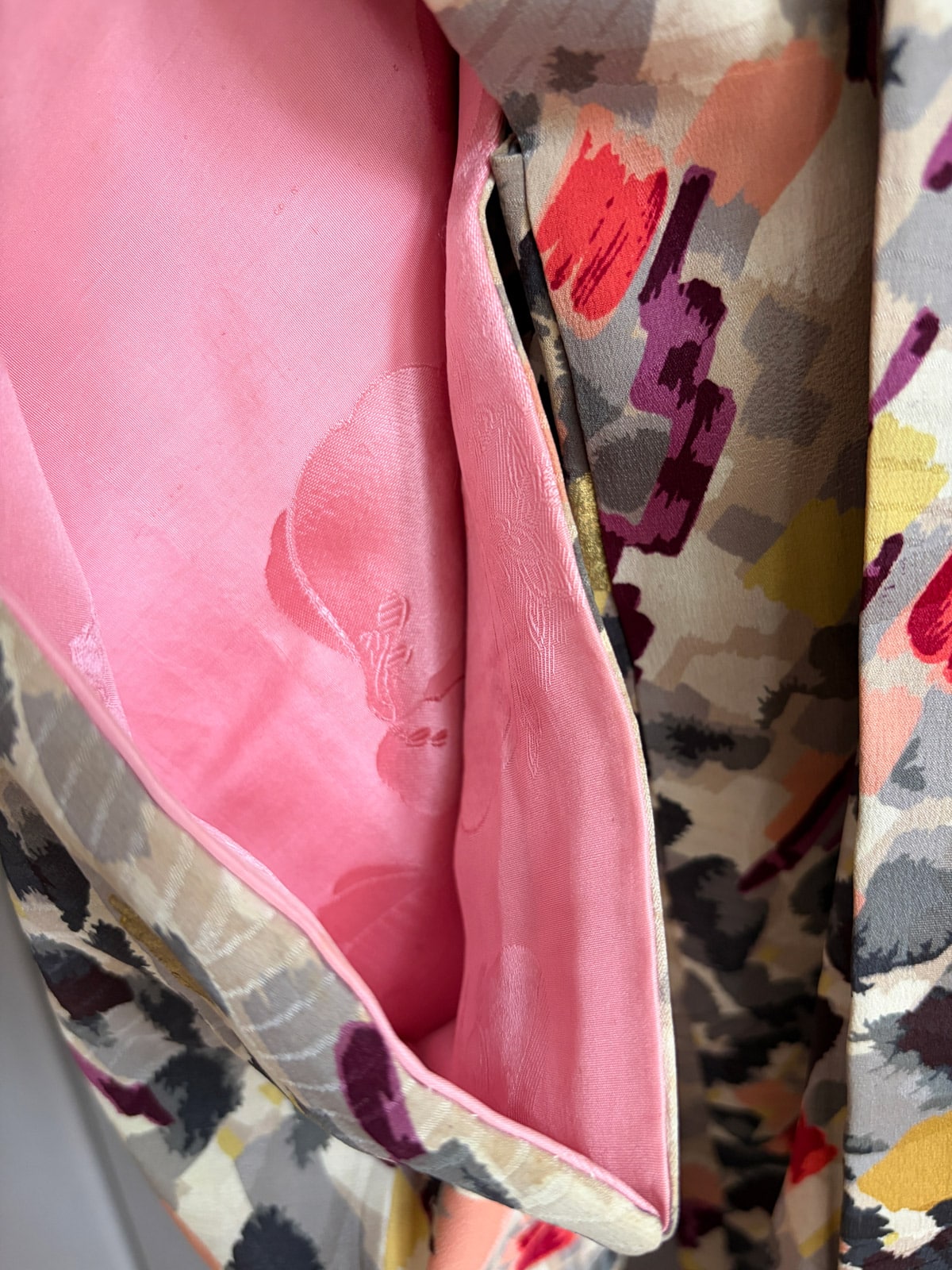 BIJUTSU - vintage silk Haori (Kimono jacket) with abstract print colorful natsukashii netherlandskimono