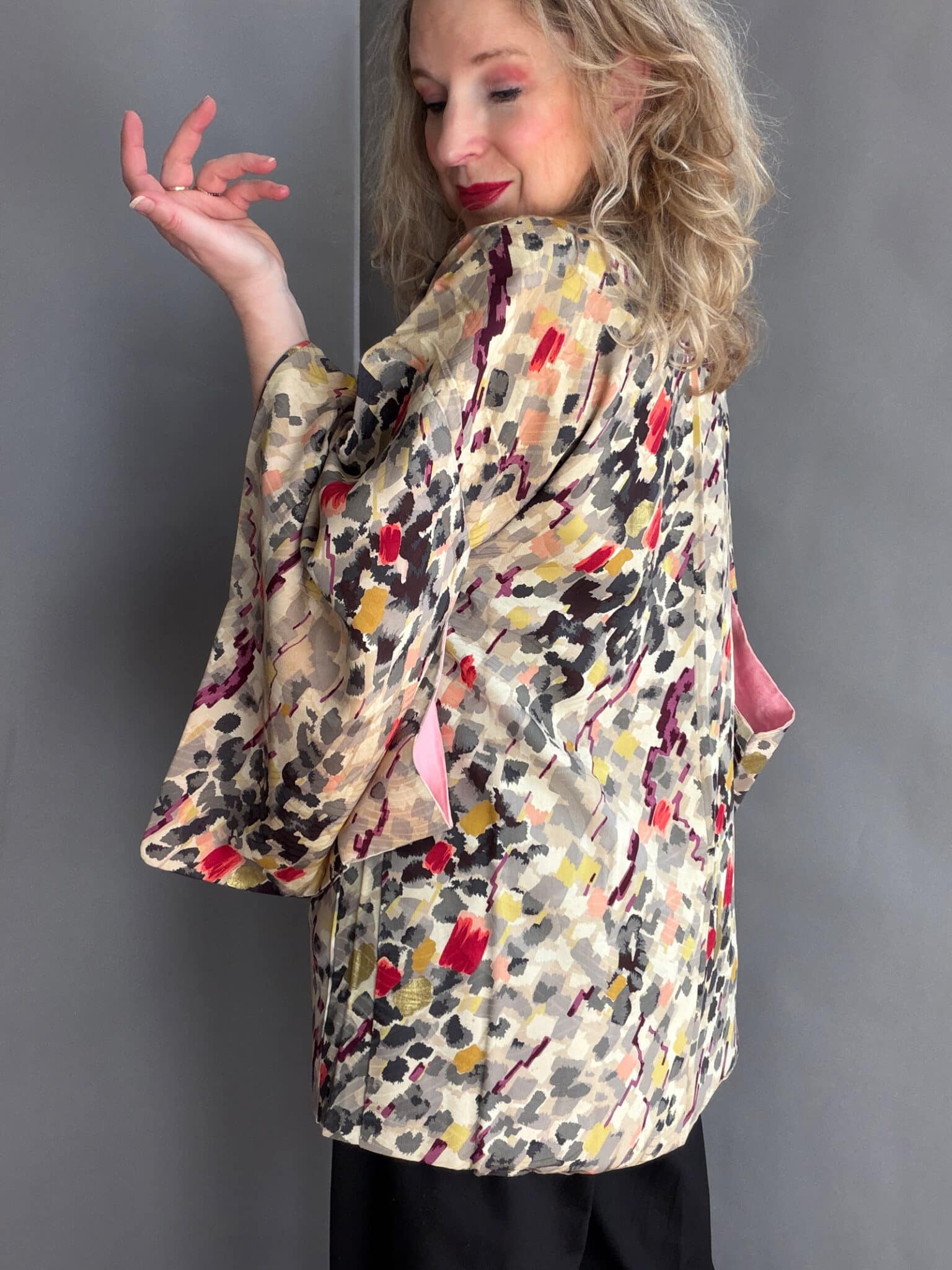 BIJUTSU - vintage silk Haori (Kimono jacket) with abstract print colorful natsukashii netherlandskimono
