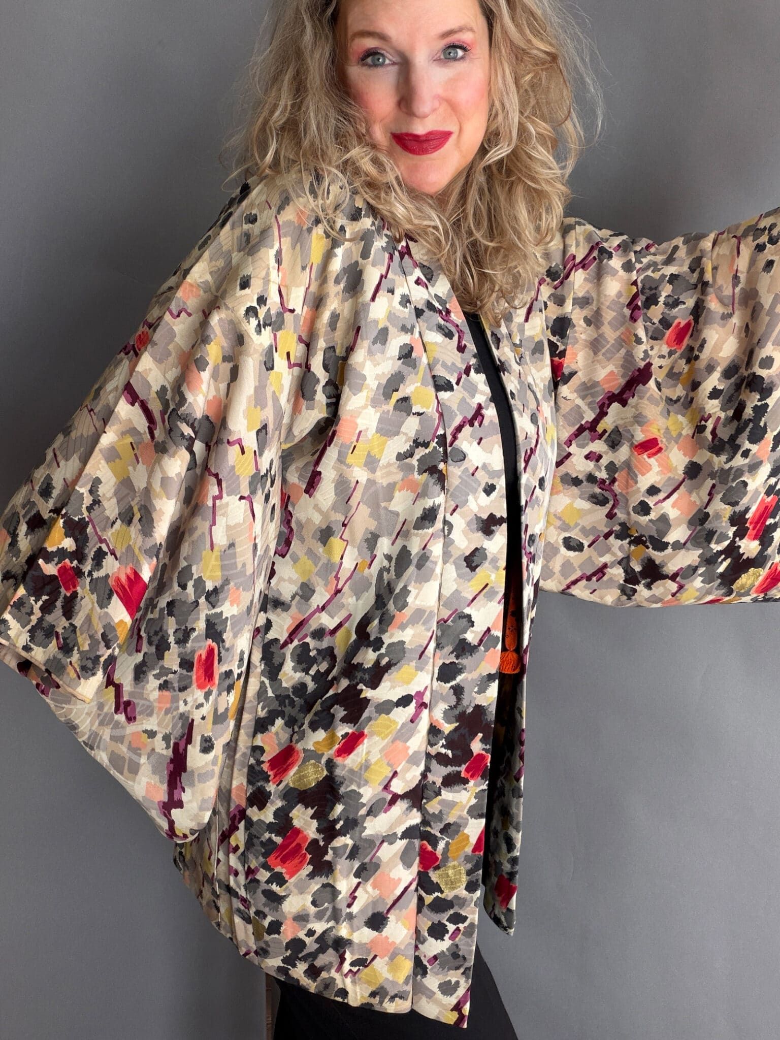 BIJUTSU - vintage silk Haori (Kimono jacket) with abstract print colorful natsukashii netherlandskimono