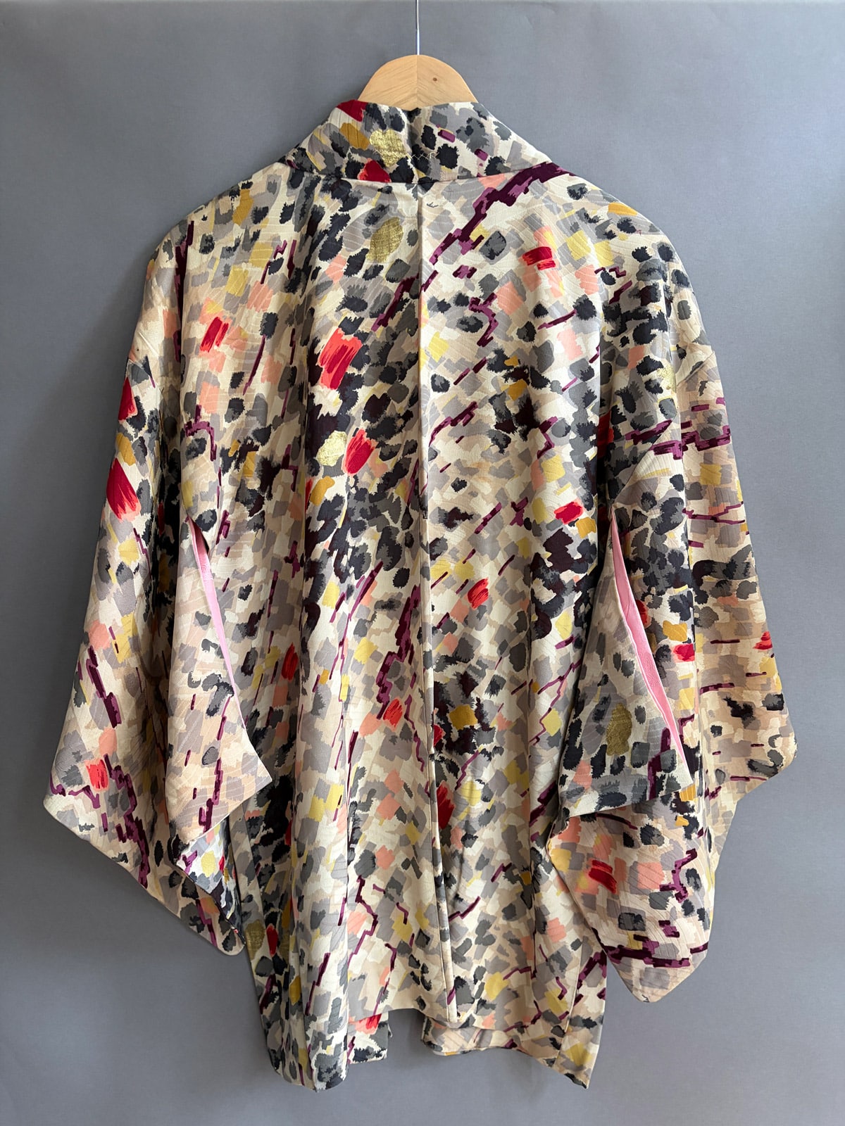 BIJUTSU - vintage silk Haori (Kimono jacket) with abstract print colorful natsukashii netherlandskimono