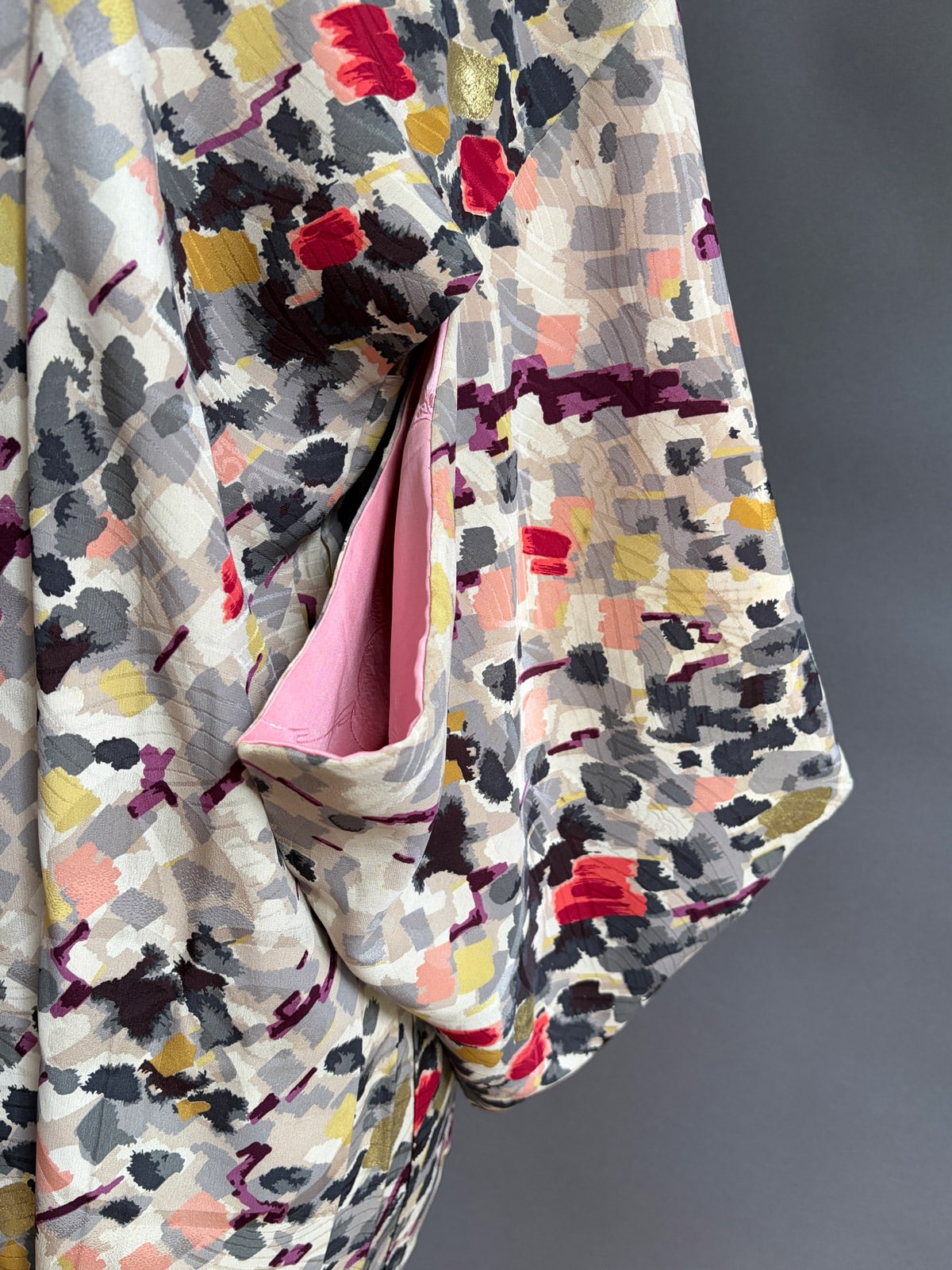 BIJUTSU - vintage silk Haori (Kimono jacket) with abstract print colorful natsukashii netherlandskimono