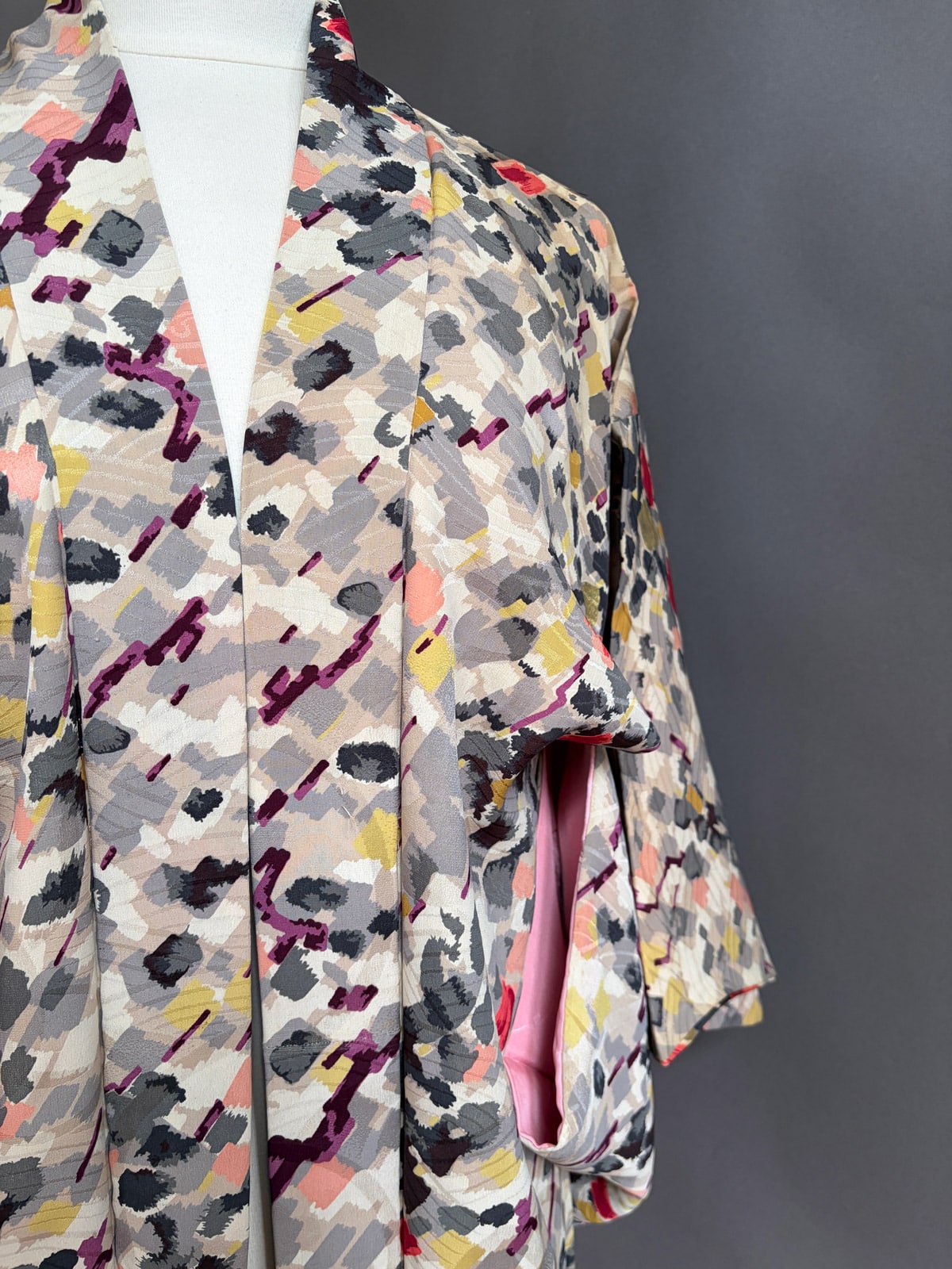 BIJUTSU - vintage silk Haori (Kimono jacket) with abstract print colorful natsukashii netherlandskimono